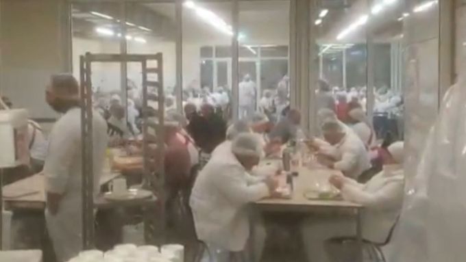 Německá média pouštějí nedatované záběry z jídelny jatek, které byly umístěny na sociální sítě.