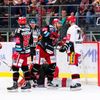 Třinec - Hradec, 4. semifinále play-off hokejové extraligy 2018: David Musil a Radek Smoleňák (vpravo) před brankou Třince