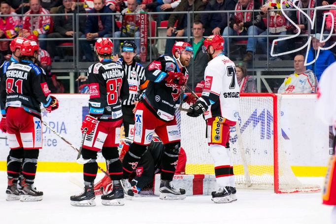 Třinec - Hradec, 4. semifinále play-off hokejové extraligy 2018: David Musil a Radek Smoleňák (vpravo) před brankou Třince