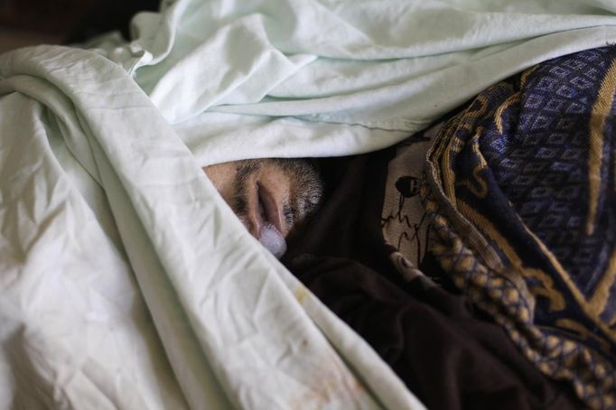 The body of a dead man lies inside the morgue of a local hospital in San Pedro Sula March 29, 2013. San Pedro Sula, the country's second largest city after Tegucigalpa, has a homicide rate of 169 per 100,000 people and was named the world's most violent city for a second year in a row. Lax laws allow civilians to own up to five personal guns. Arms trafficking has flooded the country with nearly 70% illegal firearms. 83.4% of homicides are by firearms, compared to 60% in the United States. Picture taken March 29, 2013. REUTERS/Jorge Cabrera (HONDURAS - Tags: CRIME LAW CIVIL UNREST HEALTH) ATTENTION EDITORS: PICTURE 26 OF 39 FOR PACKAGE 'GUN CULTURE - HONDURAS' SEARCH 'HONDURAS GUN' FOR ALL IMAGES Published: Dub. 5, 2013, 11:15 dop.