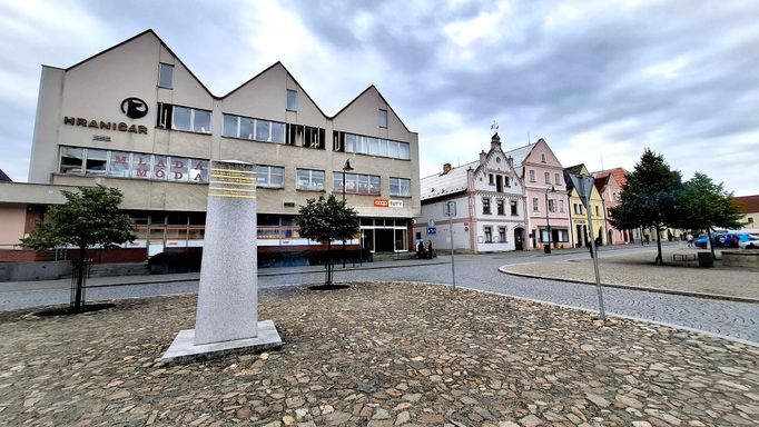 Planá. Název obchoďáku Hraničář se od časů budování socialismu nezměnil. Vše ostatní ve městě ale ano. A na náměstí přibyl pomník osvobození americkou armádou.