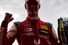 Schumacher je šampion. Syn legendárního pilota se stal mistrem Evropy formule 3