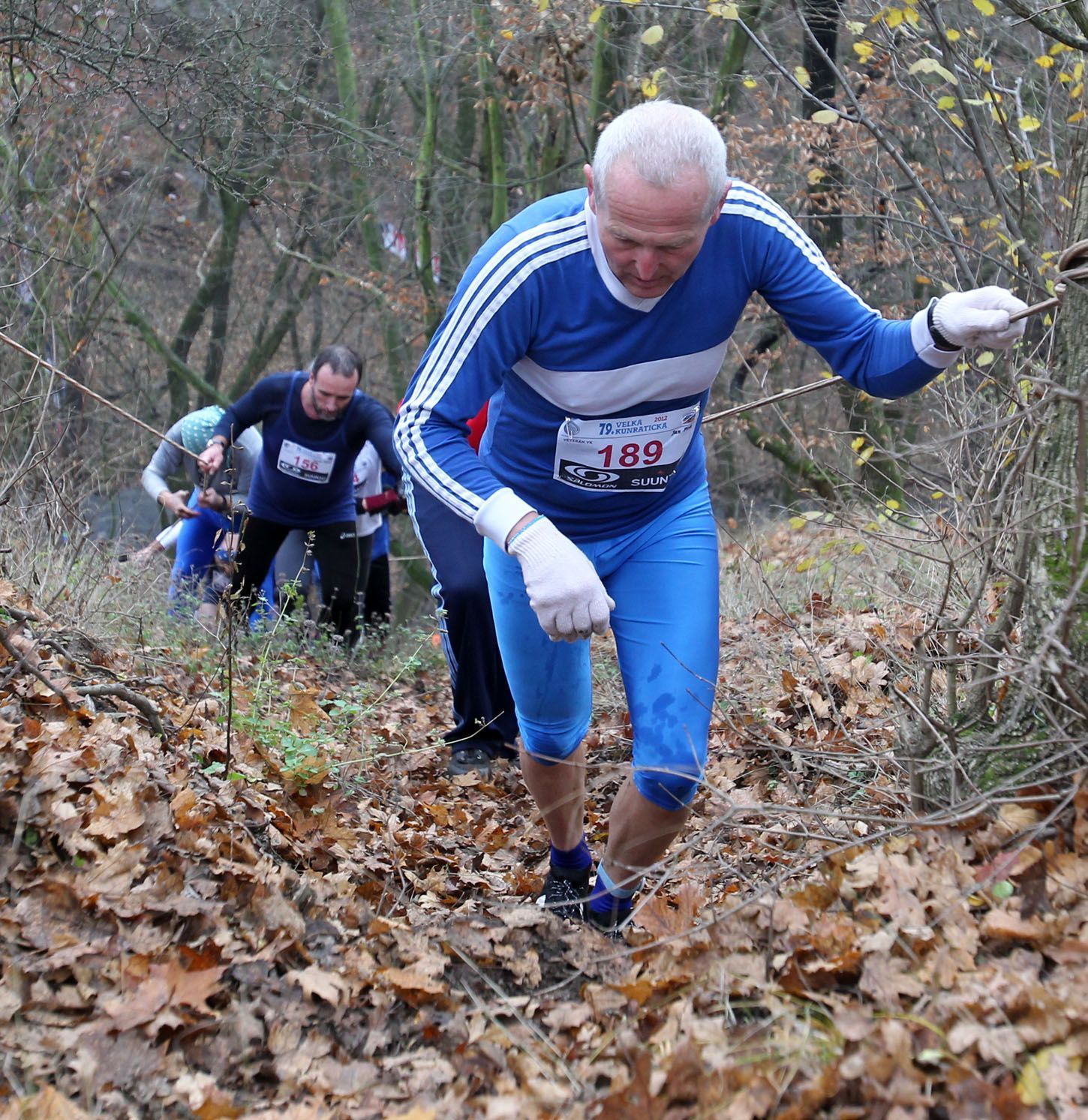 Běžci během 79. ročníku terénního závodu Velké kunratické v roce 2012.