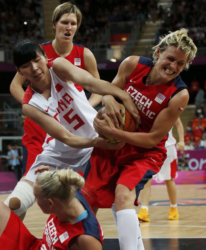 Česká basketbalistka Hana Horáková (vpravo) bojuje o míč s Číňankou Nan Čenovou v turnaji OH 2012 v Londýně.