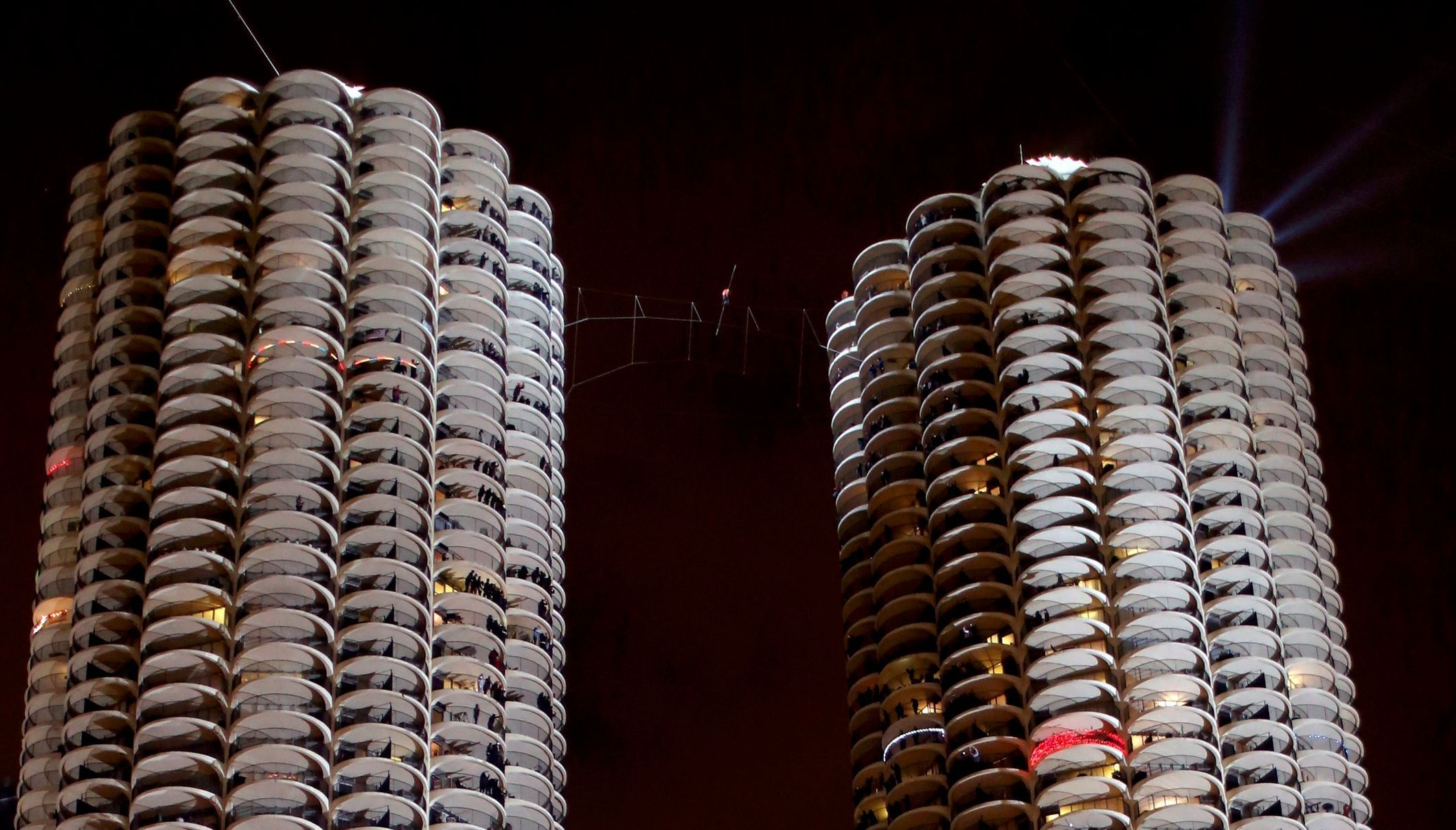 Provazochodec Nik Wallenda přešel v Chicagu po laně mezi mrakodrapy ve 150 metrech poslepu a bez jištění