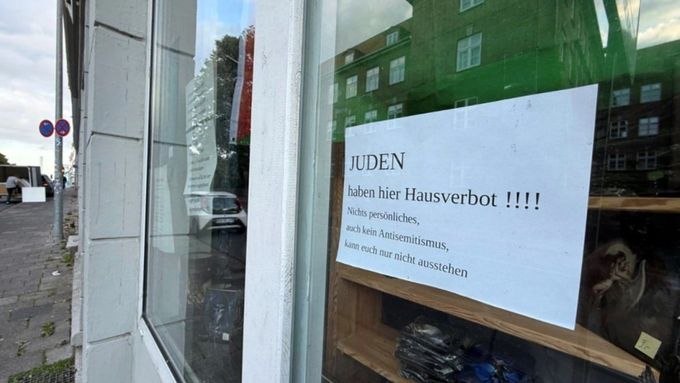 Antisemitský nápis umístěný ve výloze antikvariátu v severoněmeckém Flensburgu.
