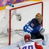 Rusko - Finsko: Tuukka Ras dostává gól na 1:0