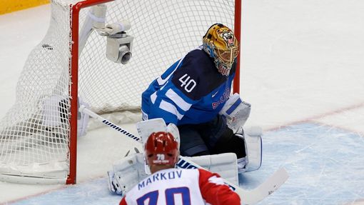 Rusko - Finsko: Tuukka Ras dostává gól na 1:0