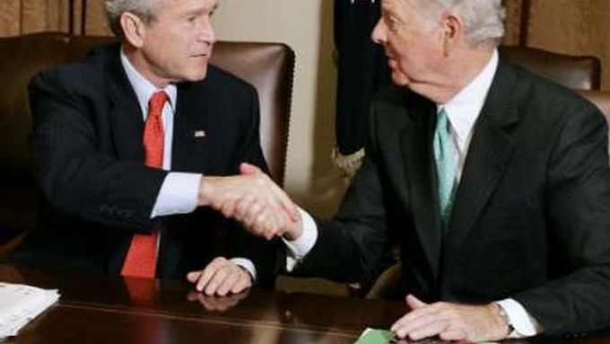 Prezident Bush si podává ruku s jedním ze dvou předsedů komise - Jamesem Bakerem. Její zpráva leží před nimi na stole.