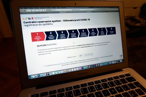 O hromadných SMS jsme nevěděli, říkají operátoři. Já tohle neřeším, reagoval Babiš