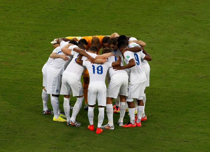 England players huddle before their 2014 World Cup Group D soccer match against Italy at the Amazonia arena in Manaus June 14, 2014. REUTERS/Andres Stapff (BRAZIL - Tags: