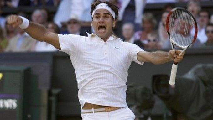 Je hotovo. Roger Federer se stává vítězem Wimbledonu pro rok 2009