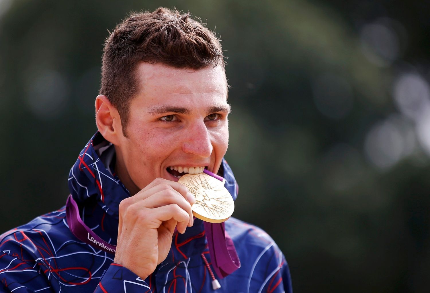 Český bikrosař Jaroslav Kulhavý slaví zlatou medaili v horských kolech na OH 2012 v Londýně.