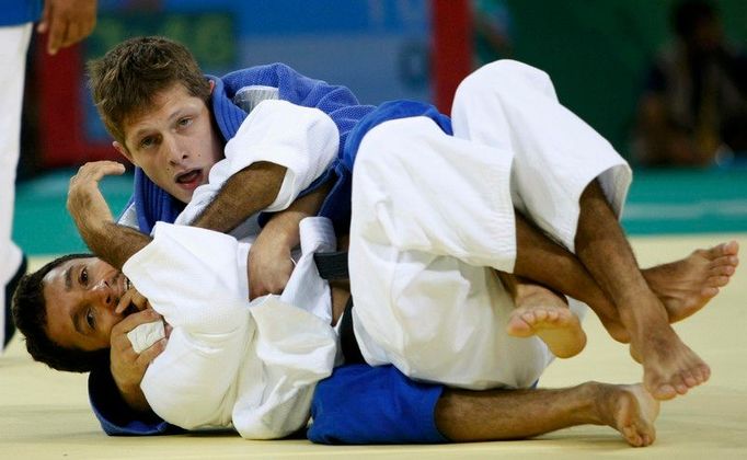 Judo. Čech Pavel Petříkov (v modrém) zápasí s Brazilcem Denilsonem Lourencou v kvalifikaci kategorie do 60kg.