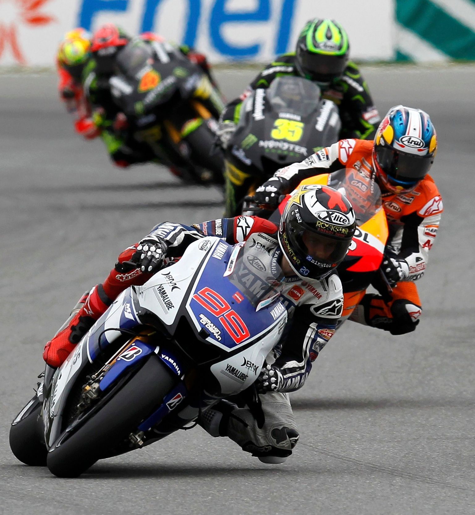 Španělští motocyklisté Jorge Lorenzo (vpředu) a Dani Pedrosa vedou v závodě Velké ceny České republiky 2012 v Brně.