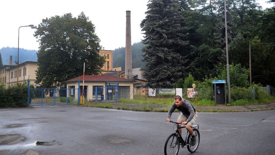 Obří projekt v Kyrgyzstánu má stavět firma z opuštěného areálu skláren. To je vtip? diví se místní