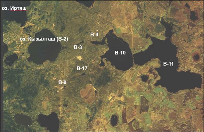 Satelitní snímek areálu Majak: jezero Irťaš, jezero Kyzyltaš (V‑2) a nádrže V‑3, V‑4, V‑9, V‑10, V‑11, V‑17.