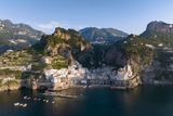 Atrani je součástí provincie Salerno, která se nachází v regionu Kampánie v jihozápadní Itálii. Od městečka Amalfi, podle nějž se pobřeží jmenuje, je jen několik minut jízdy po pobřeží.