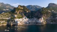 Atrani je součástí provincie Salerno, která se nachází v regionu Kampánie v jihozápadní Itálii. Od městečka Amalfi, podle nějž se pobřeží jmenuje, je jen několik minut jízdy po pobřeží.