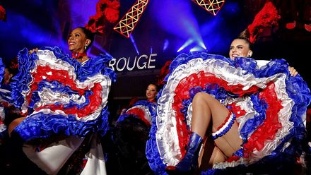Okázalé oslavy, tanečnice na ulici, světelná show. Moulin Rouge oslavil 130 let