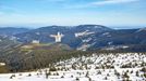 Pohled na zasněžené Krkonoše ze dne 9. 5. 2021. Snímky zachycují oblast mezi Výrovkou a Luční boudou.