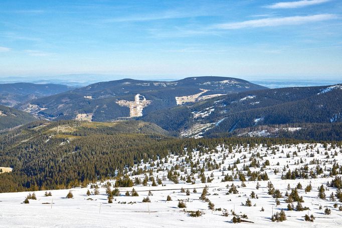 Pohled na zasněžené Krkonoše ze dne 9. 5. 2021. Snímky zachycují oblast mezi Výrovkou a Luční boudou.