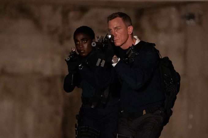 Lashana Lynchová a Daniel Craig.