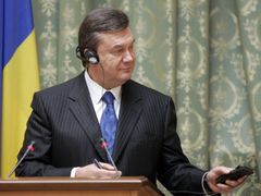 Premiér, který má problém. Viktor Janukovič. Chce počkat na vyjádření ústavního soudu, ale ten zřejmě bude na straně prezidenta