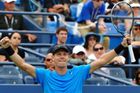 Tomáš Berdych se raduje z postupu do čtvrtfinále letošního US Open.