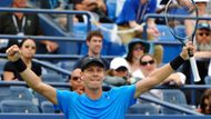 Tomáš Berdych se raduje z postupu do čtvrtfinále letošního US Open.