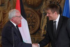 Česko ambasádu do Jeruzaléma nepřesune, ujistil Palestince Petříček navzdory Zemanovi