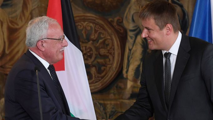Ministr zahraničí Tomáš Petříček se svým palestinským protějškem Rijádem Málikím.