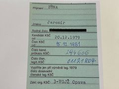 Evidenční štítek potvrzující Zůnovo členství v KSČ.