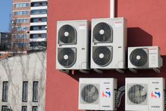 Prodejci klimatizací budou muset zajistit odbornou montáž, rozhodli poslanci