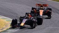 Max Verstappen (Red Bull) a Lando Norris (McLaren) ve VC Brazílie F1 2023