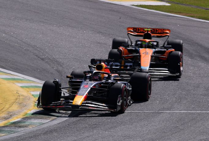 Max Verstappen (Red Bull) a Lando Norris (McLaren) ve VC Brazílie F1 2023