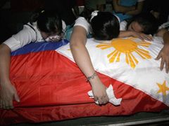 Příbuzní oplakávají v Manile vojáka zabitého na Basilanu. Při poslední cestě z jihu vezl vojenský letoun 15 bílých rakví zahalených do filipínské vlajky