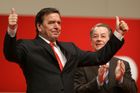 Bývalý kancléř Schröder komplikuje život německým sociálním demokratům. Hodlá vzít miliony od Putina