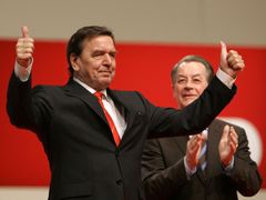 Sociálnědemokratický Gerhard Schröder svými jasnými postoji a rázným vystupováním svého ministra zahraničí Joschky Fischera zastínil.