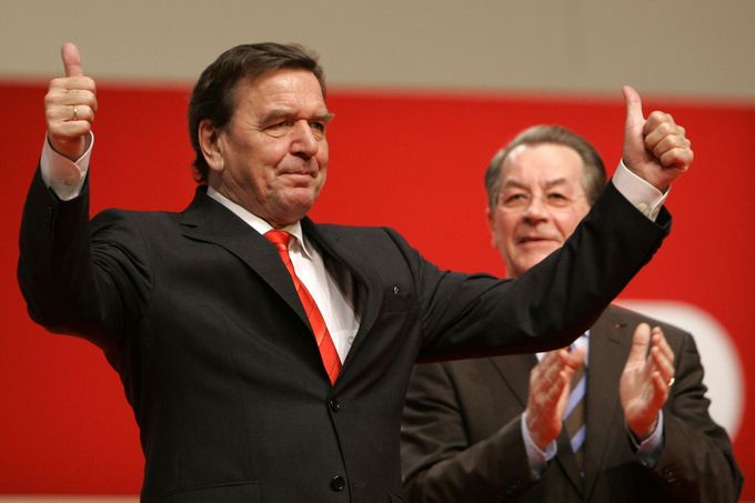 Gerhard Schröder loučící se se stranou.