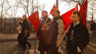 Demonstrace mladých komunistů z filmu Kupředu levá, kupředu pravá