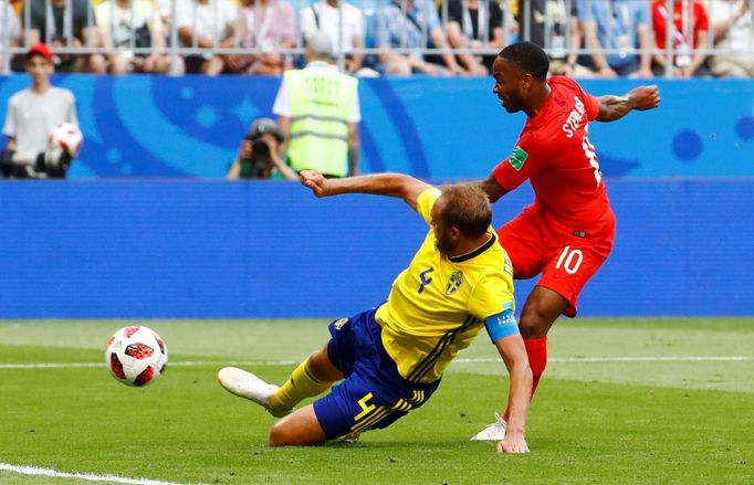 Andreas Granqvist a  Raheem Sterling v zápase Švédsko - Anglie na MS 2018