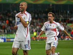 Zinedine Zidane (vlevo) se raduje z třetího gólu v síti Španělů, dobíhá k němu spoluhráč Ribéry.