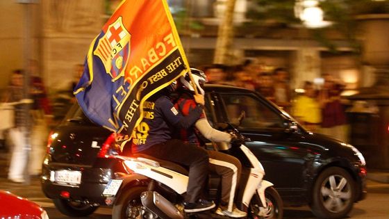 Barcelona v plamenech, místní fotbaloví bozi získali třetí titul v řadě
