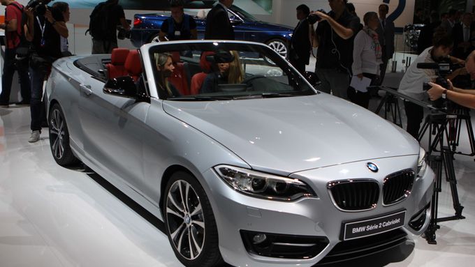 BMW 2 Cabrio je první letošní novinkou značky.