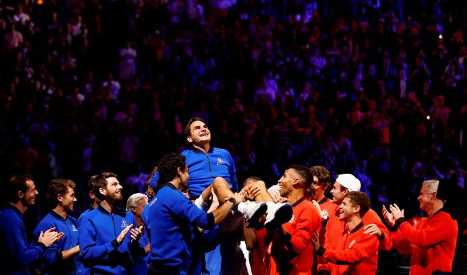 Švýcarský tenisový fenomén Roger Federer na ramenou kolegů při Laver Cupu po posledním utkání své kariéry