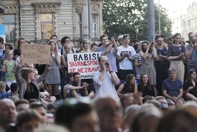 Záběr z demonstrace „Máme toho dost! Chceme demisi!“ proti Andreji Babišovi a Marii Benešové na Václavském náměstí.  4. 6. 2019.