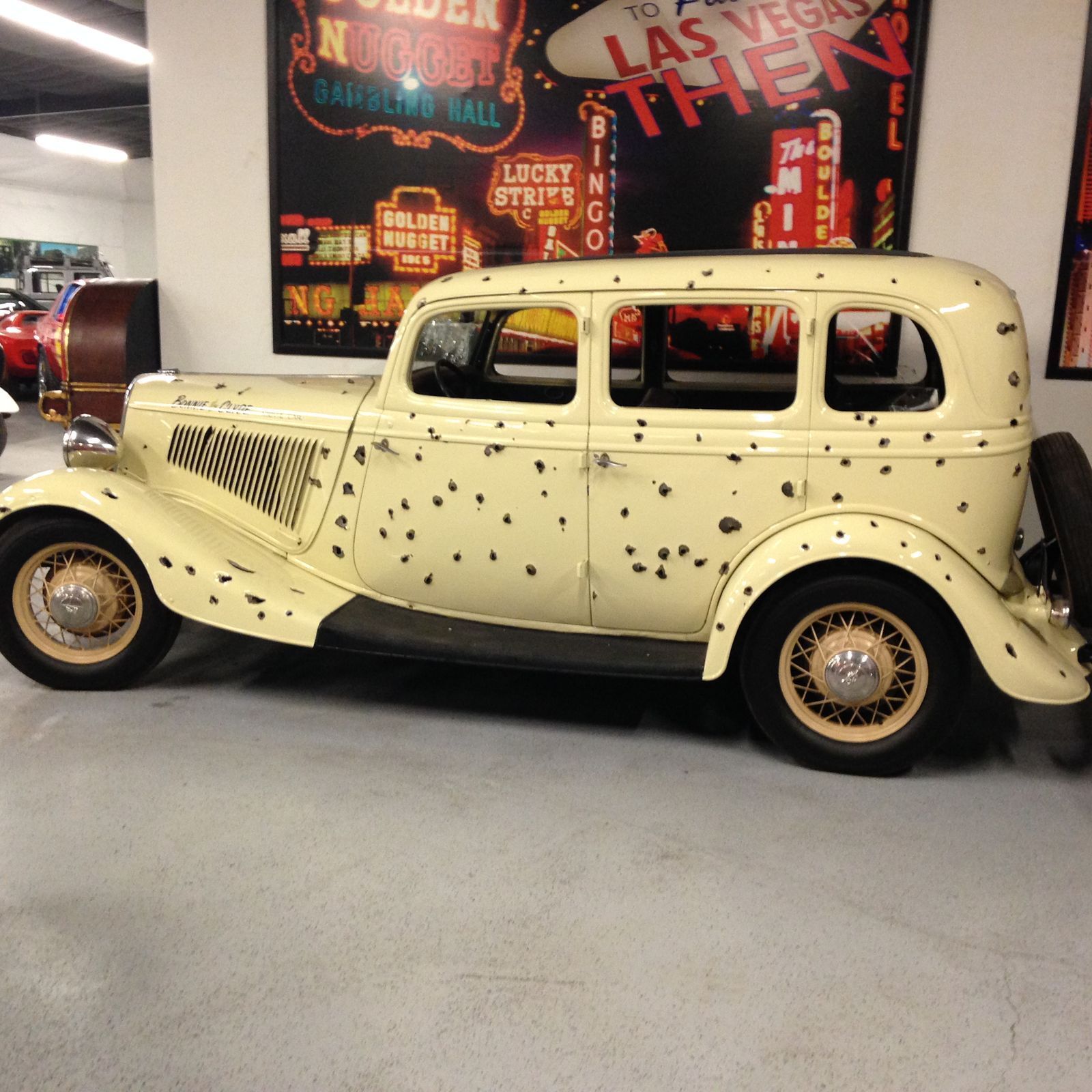 Bonnie a Clyde - rozstřílené auto z filmu