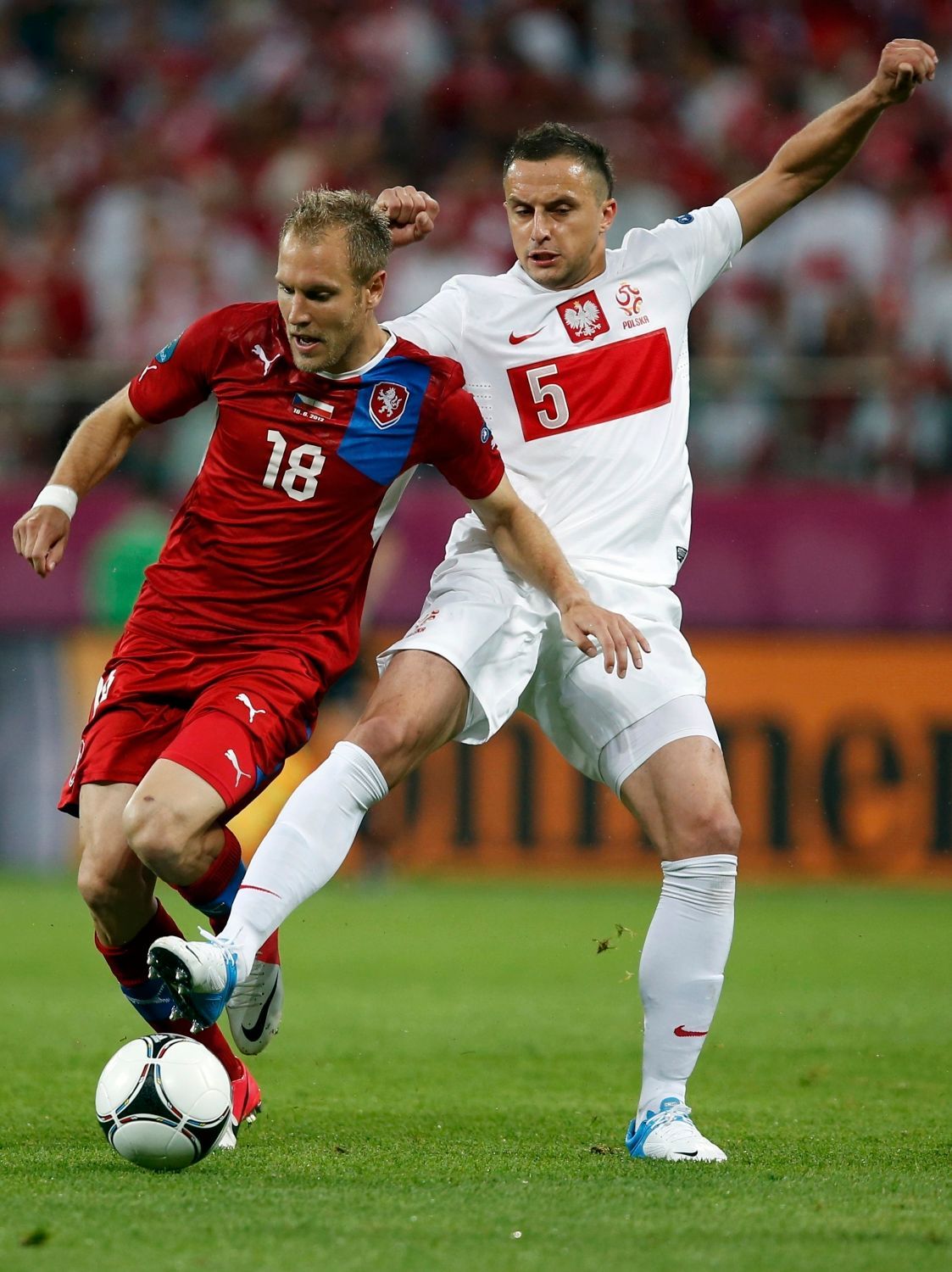 Český fotbalista Daniel Kolář v souboji s Polákem Dariuszem Dudkou v utkání skupiny A na Euru 2012