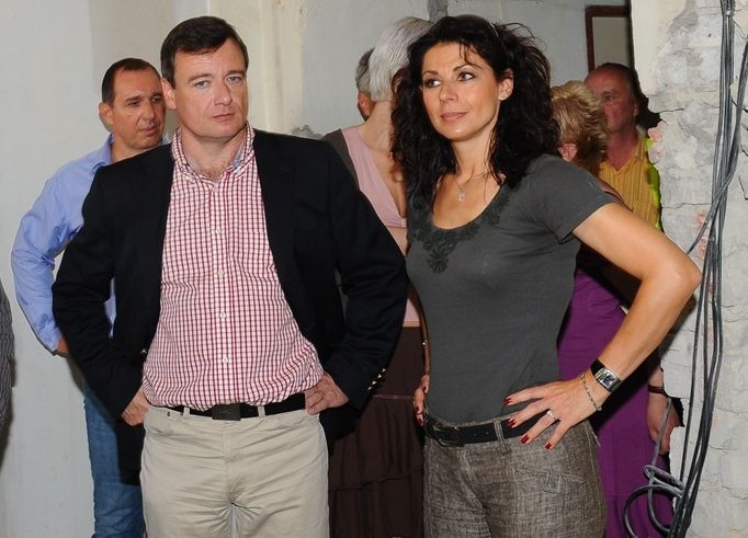 Petr Kott, David Rath a Kateřina Pancová na prohlídce rekonstruovaného Niederleho pavilonu (květen 2011).